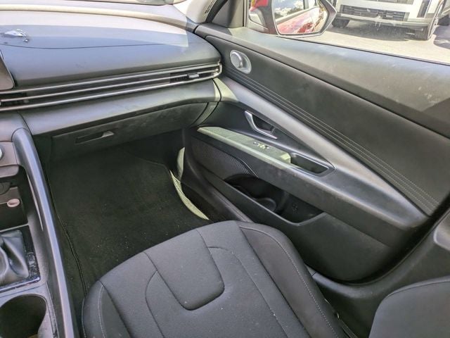 2024 Hyundai ELANTRA SE